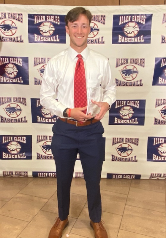 allen_baseball's tweet photo. 2022 Iron Eagle Award voted by his teammates- Tim Reynolds! @alleneagleshrc @Jwilsonbaseball https://t.co/tqJpsYaEDl