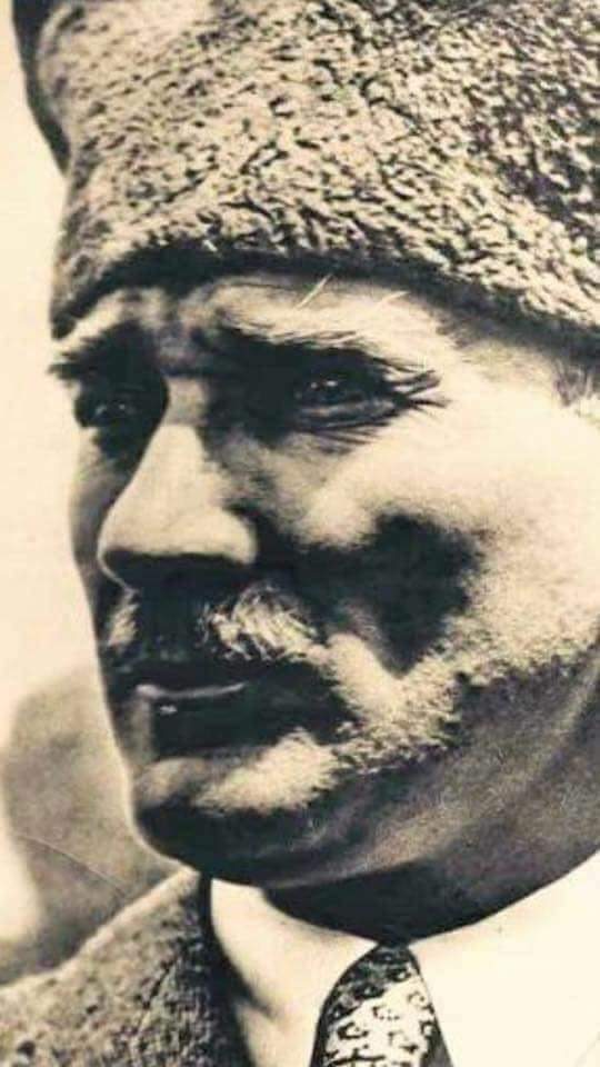 Yabancılara hayran olmak sanırım bizim tarihsel hastalığımızdır. Orta Asya'da iken Çinlilere, müslüman olur Araplara, 
gün gelir Avrupalılara hayran oluruz. Komünist olur Ruslara, liberal olur Amerikalılara hayran oluruz. Bir türlü Türklüğümüze hayran olamayız.