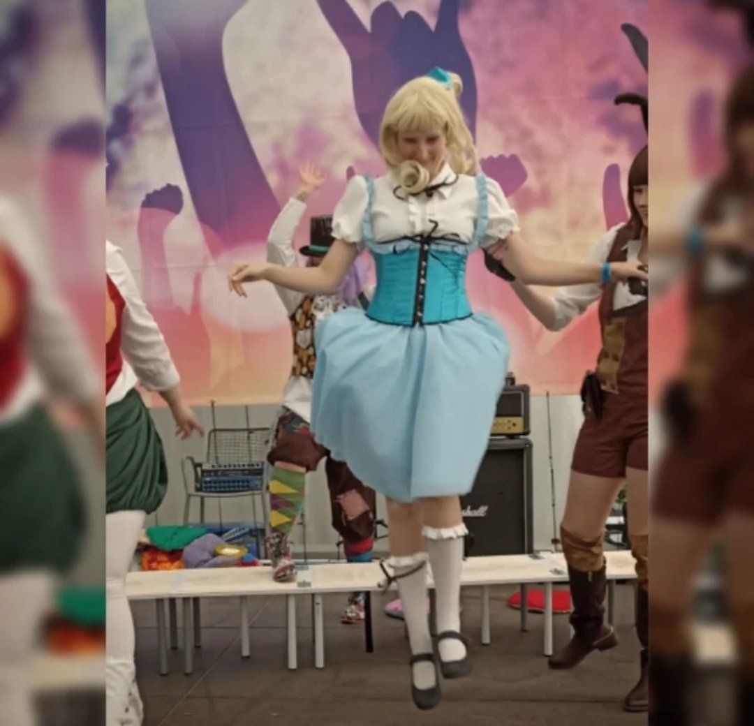 Nur fliegen ist schöner. 

Fliegt gut durch die restliche Woche! 

Stück: Alice im Wunderland - Mit Herz und Huhn