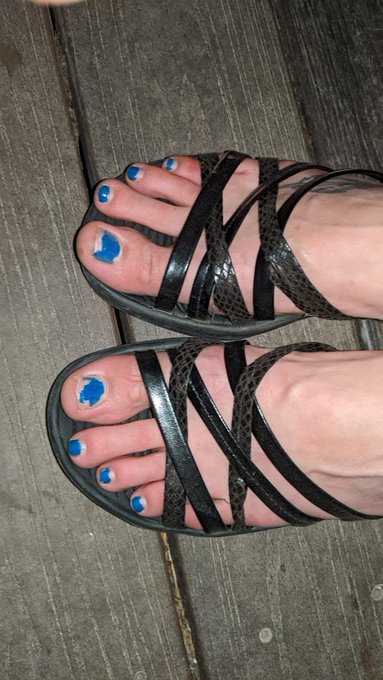 Friends who like feet! I would like to get my feet pedicured! With the good stuff! I would love it if<a href="/tag/feetfetish"class="tags"><span>#feetfetish</span></a><a href="/tag/footslave"class="tags"><span>#footslave</span></a><a href="/tag/longtoes"class="tags"><span>#longtoes</span></a><a href="/tag/bigfeet"class="tags"><span>#bigfeet</span></a><a href="/tag/spoileme"class="tags"><span>#spoileme</span></a>
