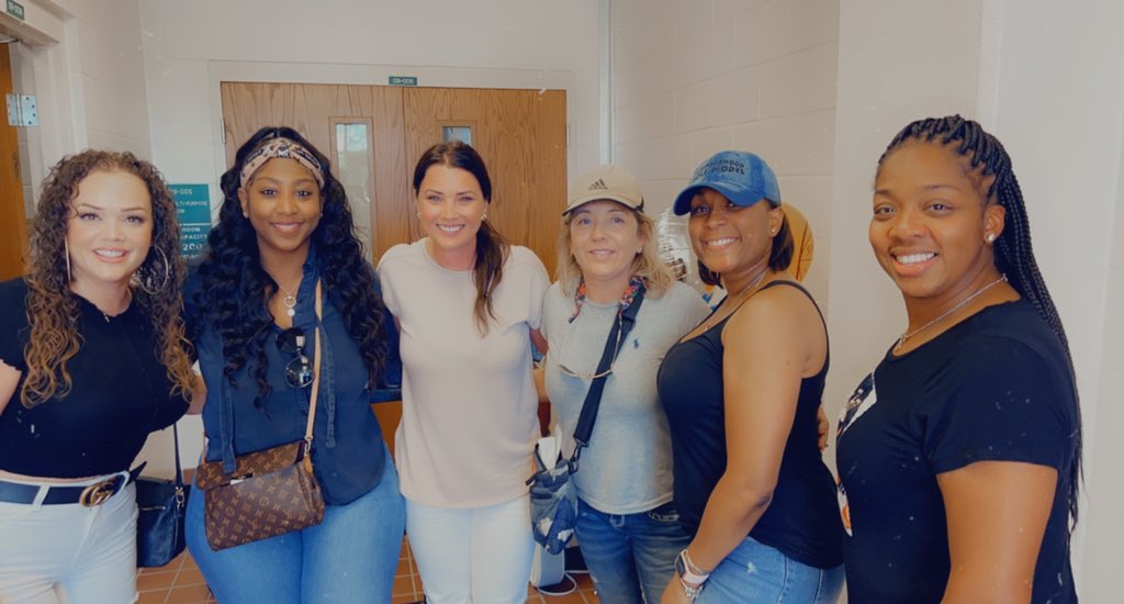 TamikaYaDawn's tweet image. It’s not often you come across a picture full of GORGEOUS Middle school basketball moms 😉🏀. #WeCute #OurBoysAreHeadedToHighSchool #TeamMoms #CatchUsAtTheNextLevel #Basketball #SportsMom #BoyMoms