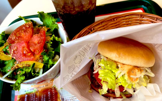 診察終わり
処方してもらった薬は山のように増えてしまったがめげないのだ

外食でご褒美 