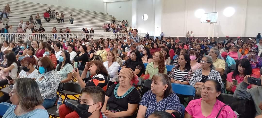 AldoArgueta's tweet photo. Muchas felicidades al tesoro más especial que tenemos en familia: a nuestras mamás!! Agradezco la invitación de @GloriaTapia_ y la Secundaria Nicolás Romero al festival de día de las madres. https://t.co/xBs4cYmOUk
