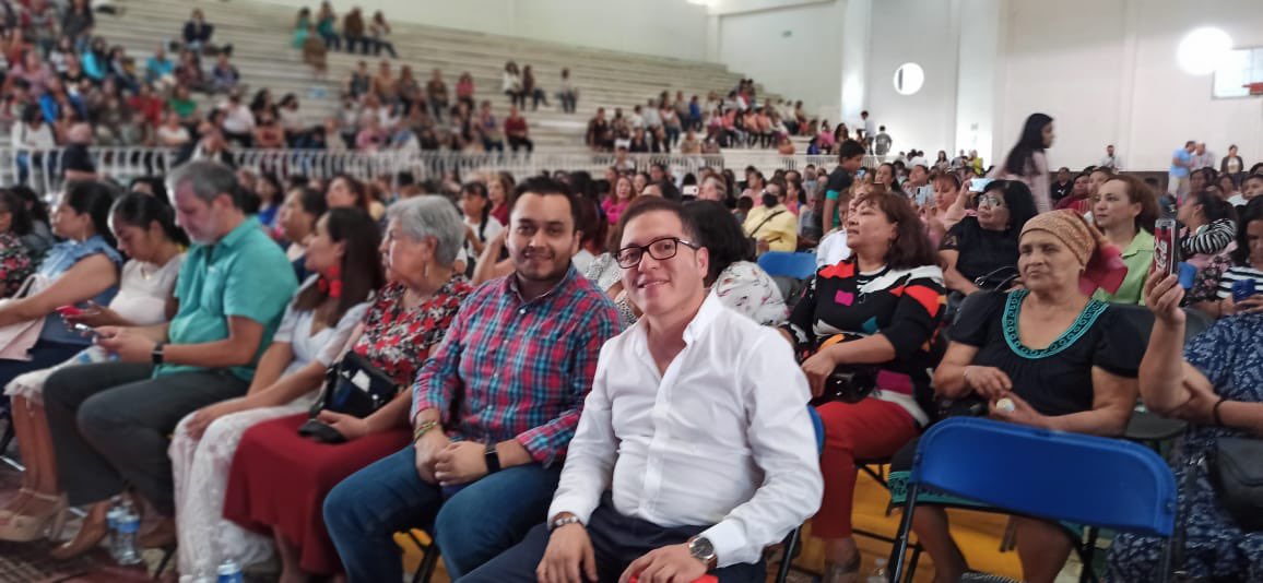 AldoArgueta's tweet photo. Muchas felicidades al tesoro más especial que tenemos en familia: a nuestras mamás!! Agradezco la invitación de @GloriaTapia_ y la Secundaria Nicolás Romero al festival de día de las madres. https://t.co/xBs4cYmOUk
