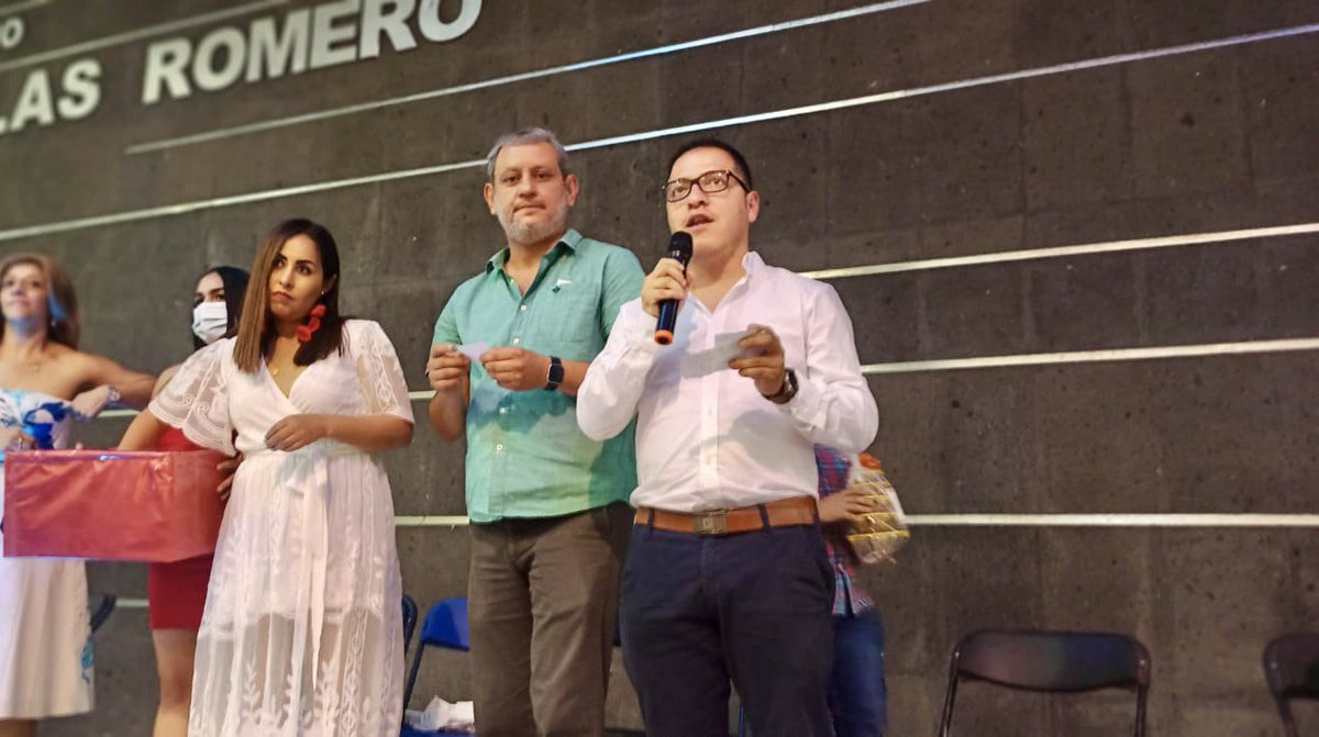 AldoArgueta's tweet photo. Muchas felicidades al tesoro más especial que tenemos en familia: a nuestras mamás!! Agradezco la invitación de @GloriaTapia_ y la Secundaria Nicolás Romero al festival de día de las madres. https://t.co/xBs4cYmOUk
