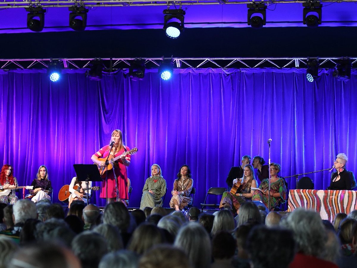 Sunday's curated concert #SongsofJoni featuring <a href="/melodyjanepool/">Melody Pool</a>, Queenie Van de Zandt, Zulya, <a href="/ParvynMusic/">Parvyn</a>, Jo Davie, Angela Newcomb, <a href="/melaniehorsnell/">melanie horsnell</a>, <a href="/littlequirks_/">Little Quirks</a>, The Maes, <a href="/Kim013523/">Kim Yang 楊予菁</a>, Sarah Humphries and Katie Newman.
📷 Sabine Friedrich