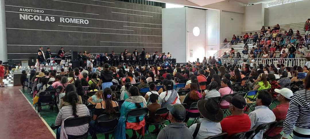GloriaTapia_'s tweet photo. Celebramos a las mamás, en su día en la Secundaria Nicolás Romero, con la banda sinfónica del Maestro Lucas Rivero, en donde cantamos, bailamos y nos divertimos con todas nuestras amigas.

#FelizDiaDeLasMadres
#GloriaTapia https://t.co/tkARvDbDSp
