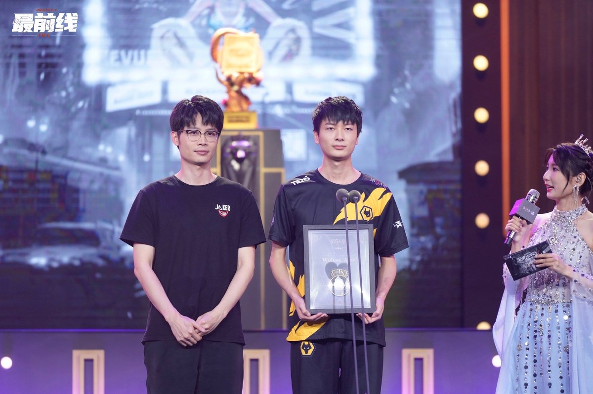 WolvesIDV_ThFan's tweet photo. รูปจาก IVL Frontliner วันรับรางวัลค่ะ

#WolvesXCOAV #Wolves_OP https://t.co/iwhBV9AaUz