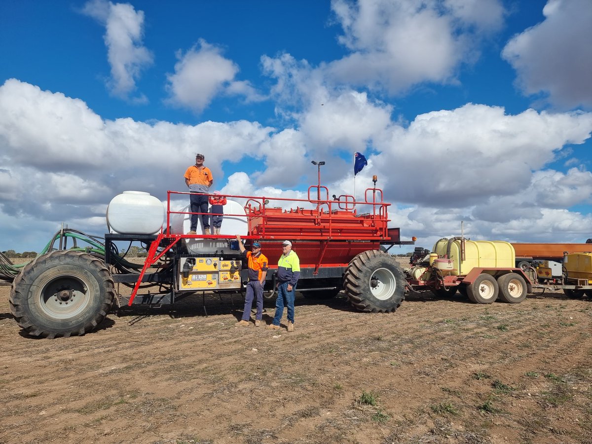 LQSystems's tweet image. Last Friday we had the privilege of hanging out with the Davey clan. 3 Generations Proud!

All itching to get seeding. 

#Seeding2022 

#LiquidSystems #liquidapplication #infurrow #onepass #multipleliquids #stackerkit #variablerate #inoculant #fungicide #smartfarming #family