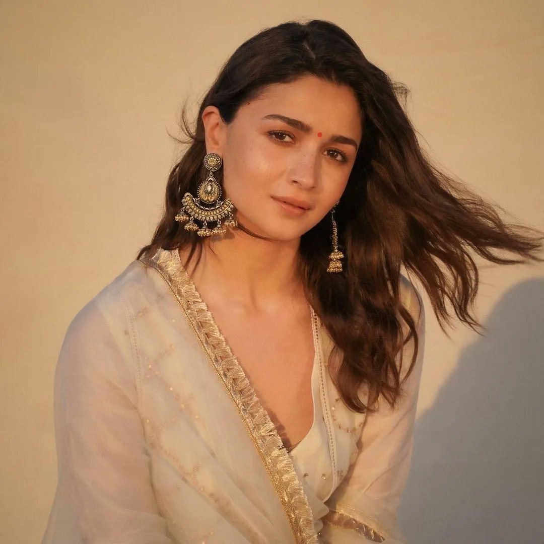 FilmcityWorld's tweet photo. Looks like Alia Bhatt's golden hour is better than ours😍🧡
.
.
.
.
.
#aliabhatt #anarkali #whitesalwar #salwarsuit #promotionallook #sunkissed #goldenhour https://t.co/7ArI3P8vZt
