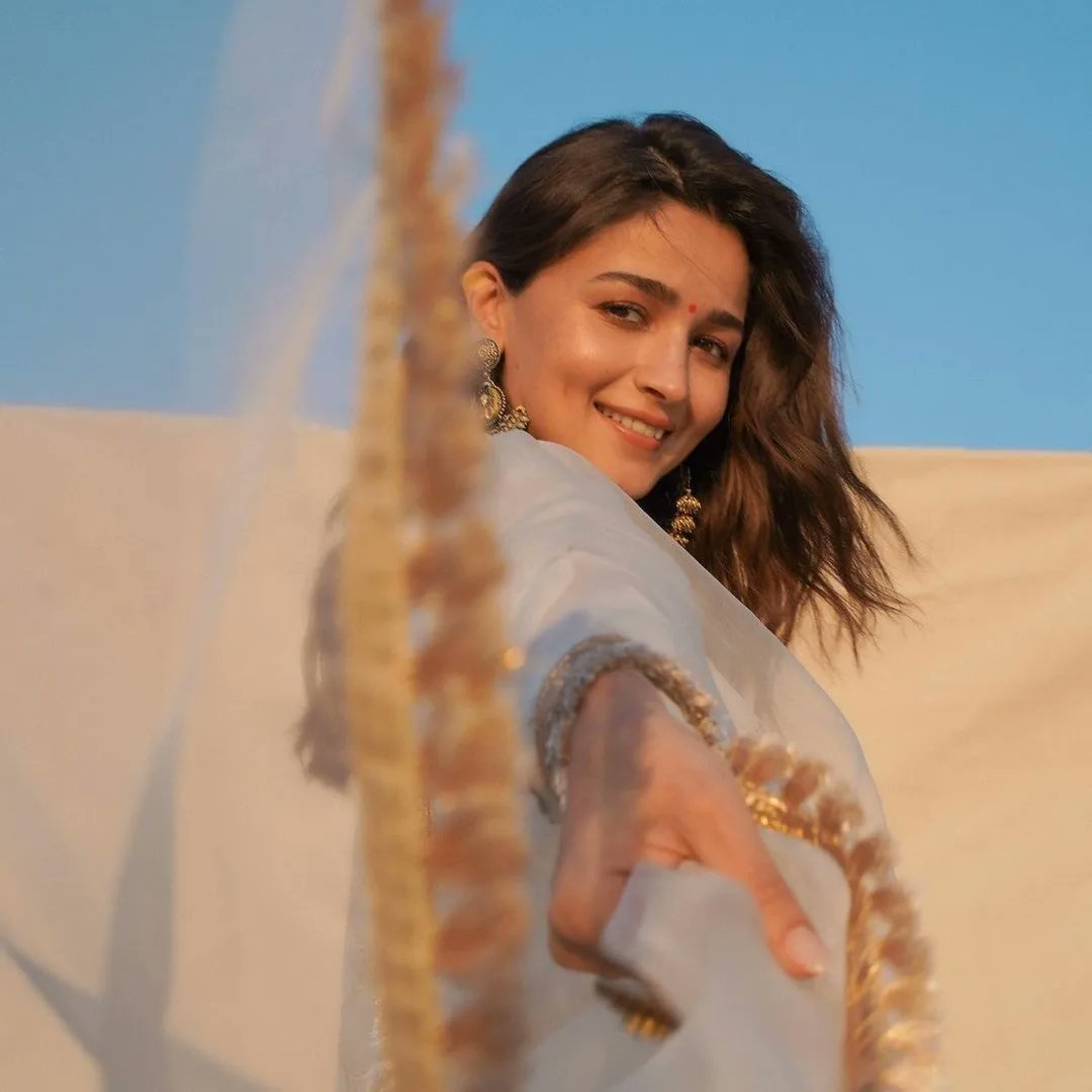 FilmcityWorld's tweet photo. Looks like Alia Bhatt's golden hour is better than ours😍🧡
.
.
.
.
.
#aliabhatt #anarkali #whitesalwar #salwarsuit #promotionallook #sunkissed #goldenhour https://t.co/7ArI3P8vZt