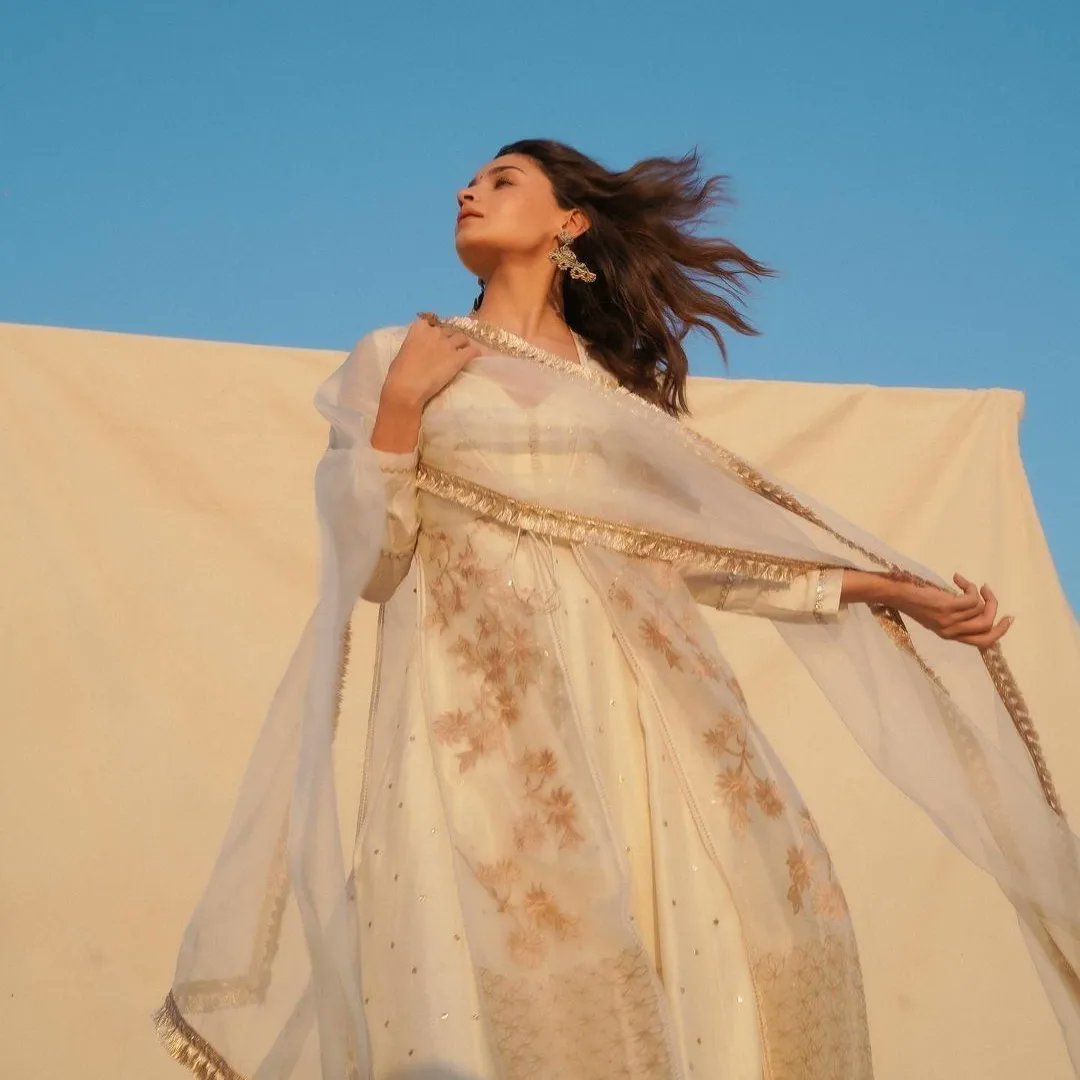 FilmcityWorld's tweet photo. Looks like Alia Bhatt's golden hour is better than ours😍🧡
.
.
.
.
.
#aliabhatt #anarkali #whitesalwar #salwarsuit #promotionallook #sunkissed #goldenhour https://t.co/7ArI3P8vZt