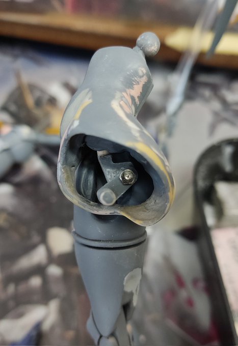 可動的にはあんまり効果無いけど、強度確保の為に精密ネジ使って股関節自作した。 