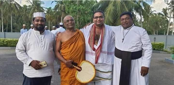 ManeshRangana's tweet photo. උන් බය මේකට.. මේ රටට ඕන මේක..
රාජපක්ෂලා විනාශ කලේ සහ තවමත් විනාශ කිරීමට උත්සාහ කරමින් ඉන්නේ මේ සමගිය.. 
නැවත ඒ රාජපක්ෂ ජාතිවාදී උගුලේ මේ රටේ බුද්ධිමත් මිනිසුන් හසුවන්නේ නෑ..! ජාතිවාදයේ නාමයෙන් ලේ වගුරවා බලය ලබාගන්න ඉඩ දෙන්නේ නෑ..! https://t.co/Dwvk8s35Zt