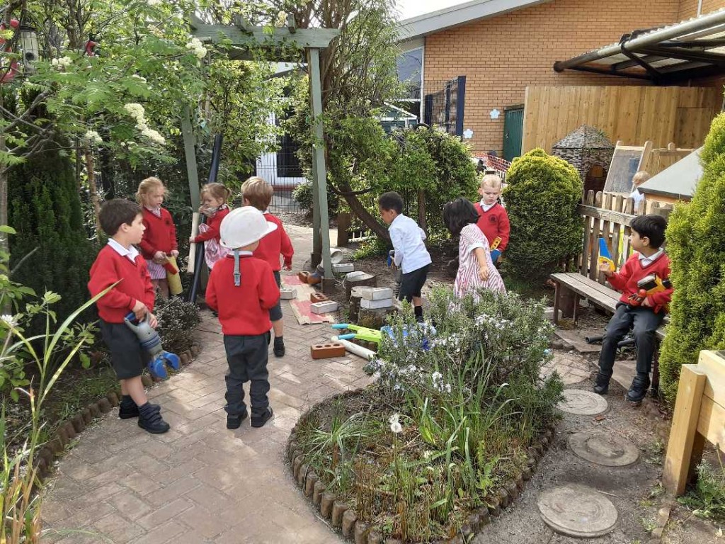 NULS_Nursery's tweet photo. So busy at Little NULS Construction Ltd! Future engineers and architects have to start somewhere. We learnt lots of new words and about planning, team work and what machinery might do on site. #LittleNULS #NULS #learningthroughplay #excellentEYFS https://t.co/82QX3Y3Usu