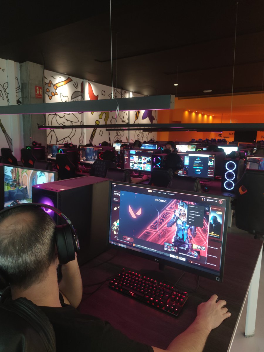 ColosseumCenter's tweet photo. Hoy nos visitan desde @iesteveterradas para realizar una convivencia en nuestra sala 🎮 https://t.co/FD9WxWaTMU