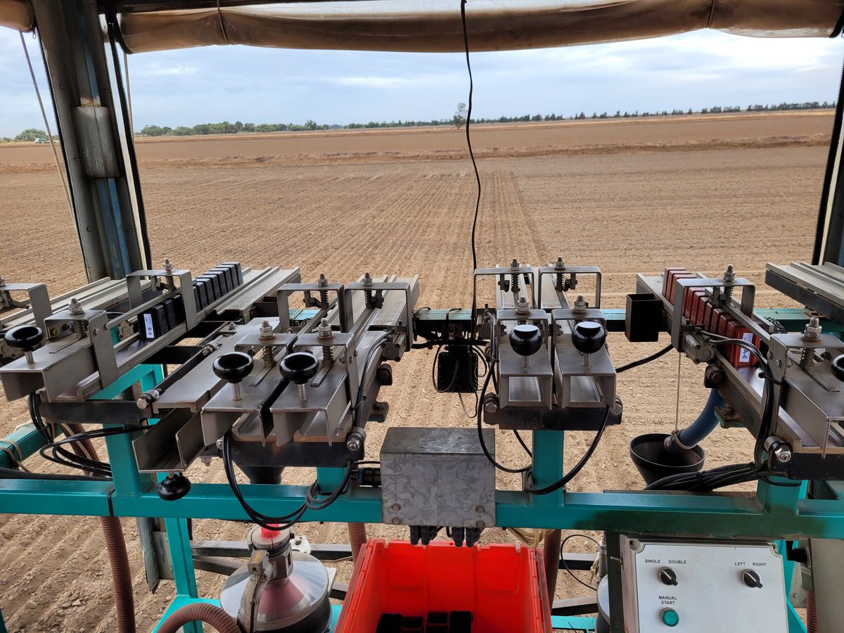 ResearchAgro72's tweet photo. Good day sowing at Griffith today. Client drove 500km to deliver seed to us so we could get it sown before the rain @InterGrain1 @kalyx_australia https://t.co/qYIQkMSwJd