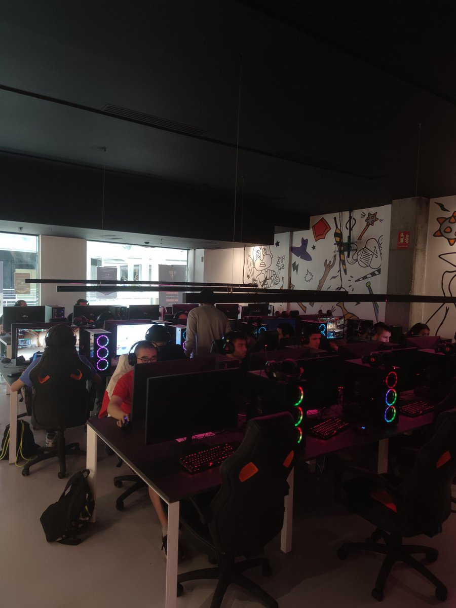 ColosseumCenter's tweet photo. Hoy nos visitan desde @iesteveterradas para realizar una convivencia en nuestra sala 🎮 https://t.co/FD9WxWaTMU