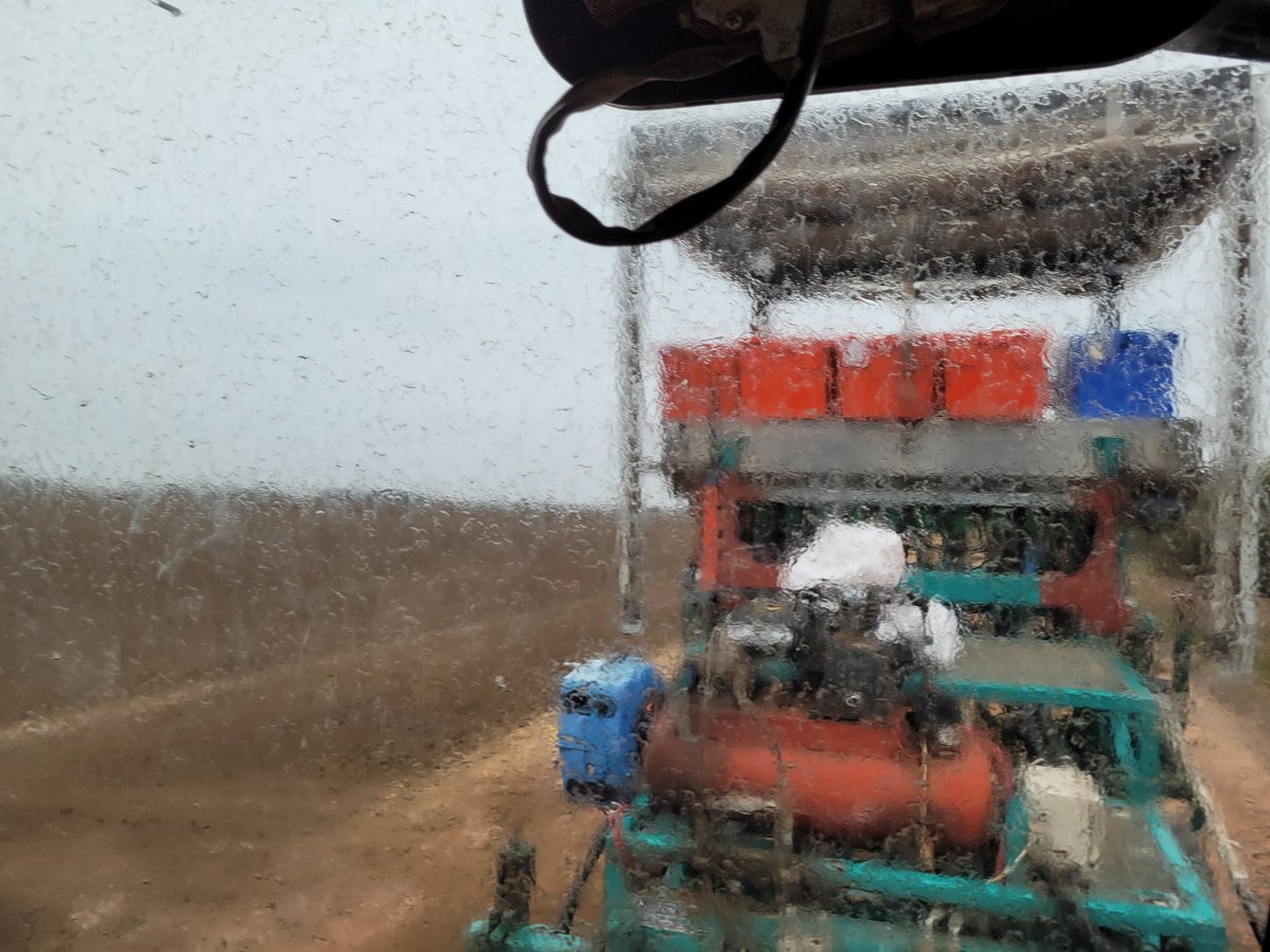 ResearchAgro72's tweet photo. Good day sowing at Griffith today. Client drove 500km to deliver seed to us so we could get it sown before the rain @InterGrain1 @kalyx_australia https://t.co/qYIQkMSwJd