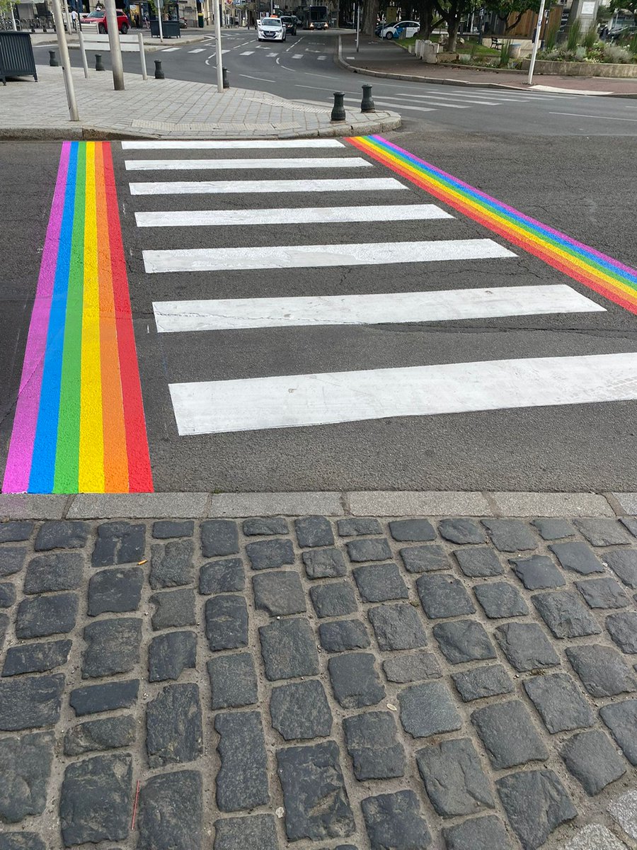 À la veille du 17 mai, Journée internationale de lutte contre l’homophobie, la transphobie et la biphobie, <a href="/Laval_la_Ville/">Laval la Ville</a> affiche en grand et en couleurs son soutien à la cause LGBTQI+ ! 
#égalité cc <a href="/mlclavreul/">Marie-Laure Le Mée Clavreul</a> @sebastienBuron_ #Laval