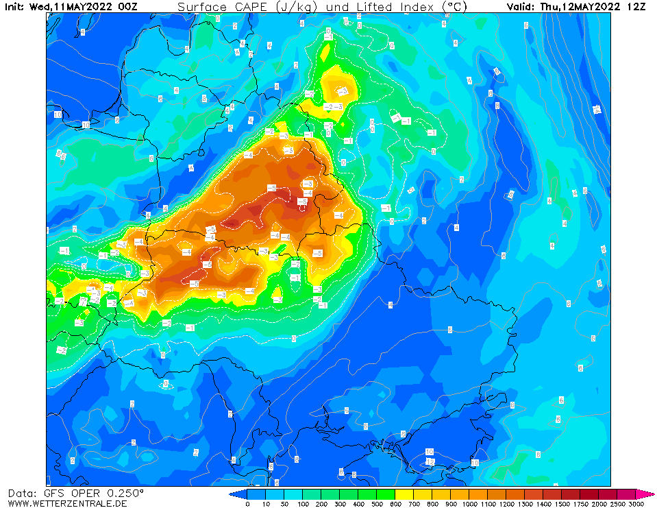 kairokiitsak's tweet photo. Thunderstorms are expected tomorrow in the Baltic region, in Belarus all the way to N-Ukraine and W-Russia. Also some activity is expected in Sweden and Finland. ECMWF based Swiss 4x4 km HD model shows the formation of damaging squall line over Belarus ahead of the cold front. https://t.co/RV2mRtu6Ce