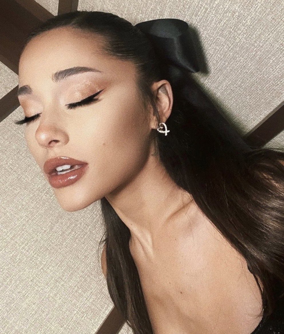 laurianathinker's tweet photo. the most gorgeous woman in the world: lauren jauregui and ariana grande https://t.co/Xh5cWJxGjc