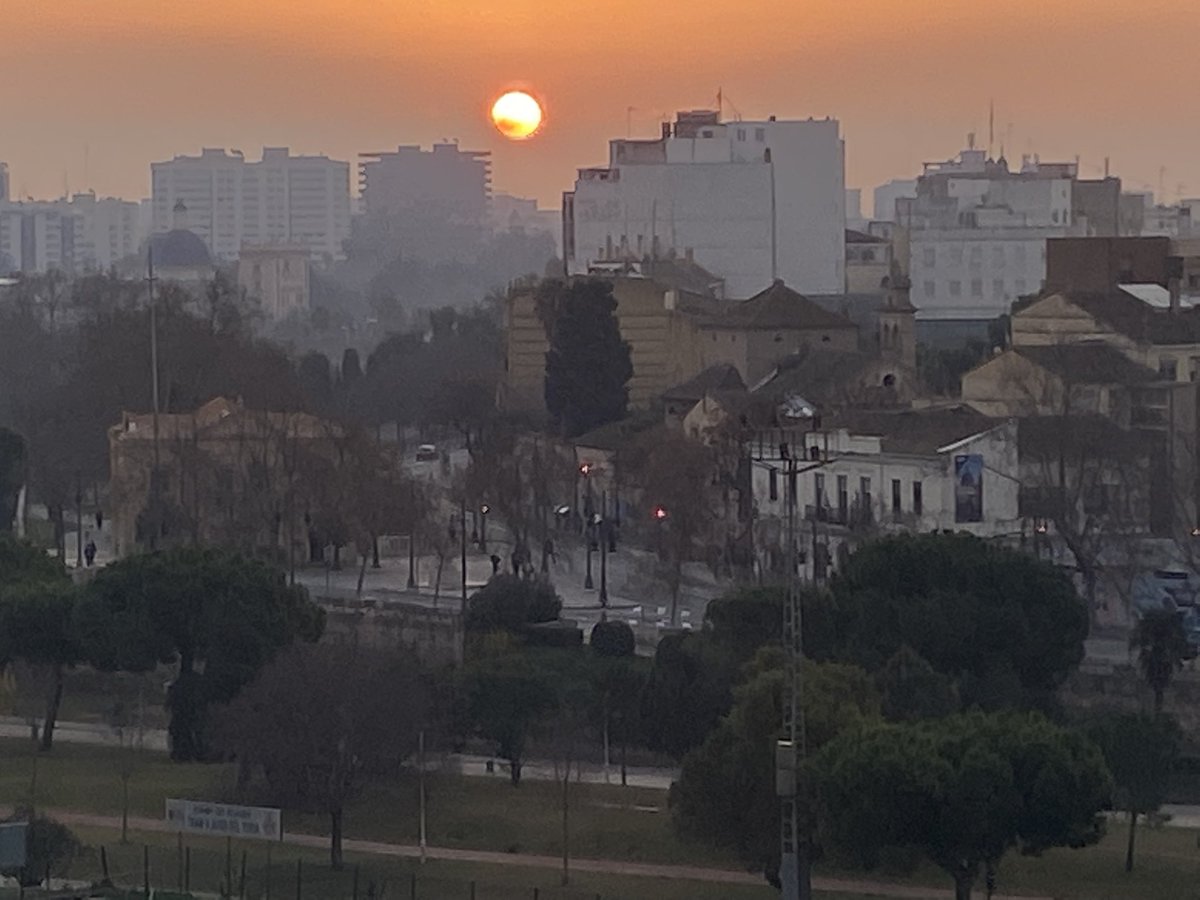 FerrandoLada's tweet photo. Amaneceres en la ciudad, la vida recomienza de nuevo, otra oportunidad para vivir en plenitud nuestro proyecto vital. Si nos miramos a nosotros mismos y a nuestro alrededor tenemos que dar muchas gracias por tantas cosas…Por eso animo y a por este nuevo día. https://t.co/nkSofKODwV