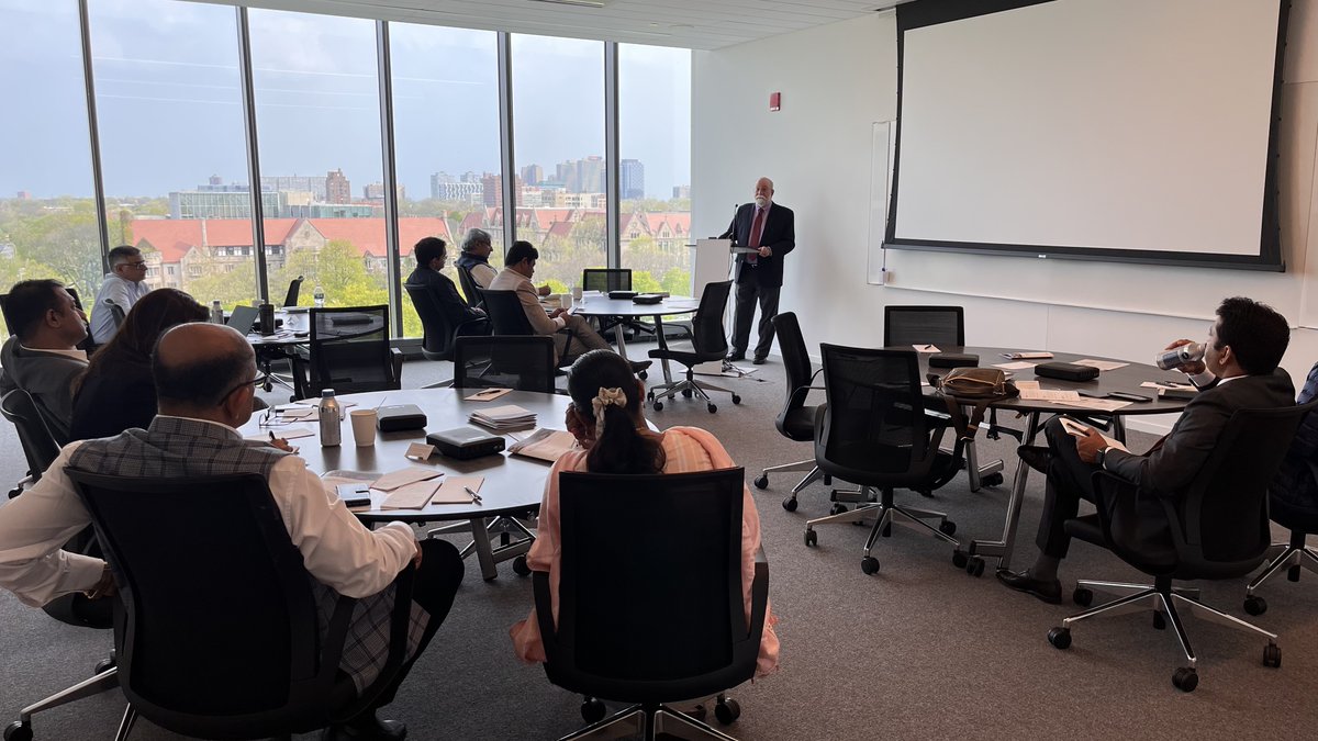 EPIC_India's tweet photo. Day 3: All the visiting #IndianMPs met with @LFFriedman, a @nytimes journalist, to discuss climate policy and give their local viewpoints. Following that, @priyankac19 participated in a public discussion titled "Can the World Phase Out Fossil Fuels?" 1/3
#LegislatorsProgram2022 https://t.co/EIKPvt5Num