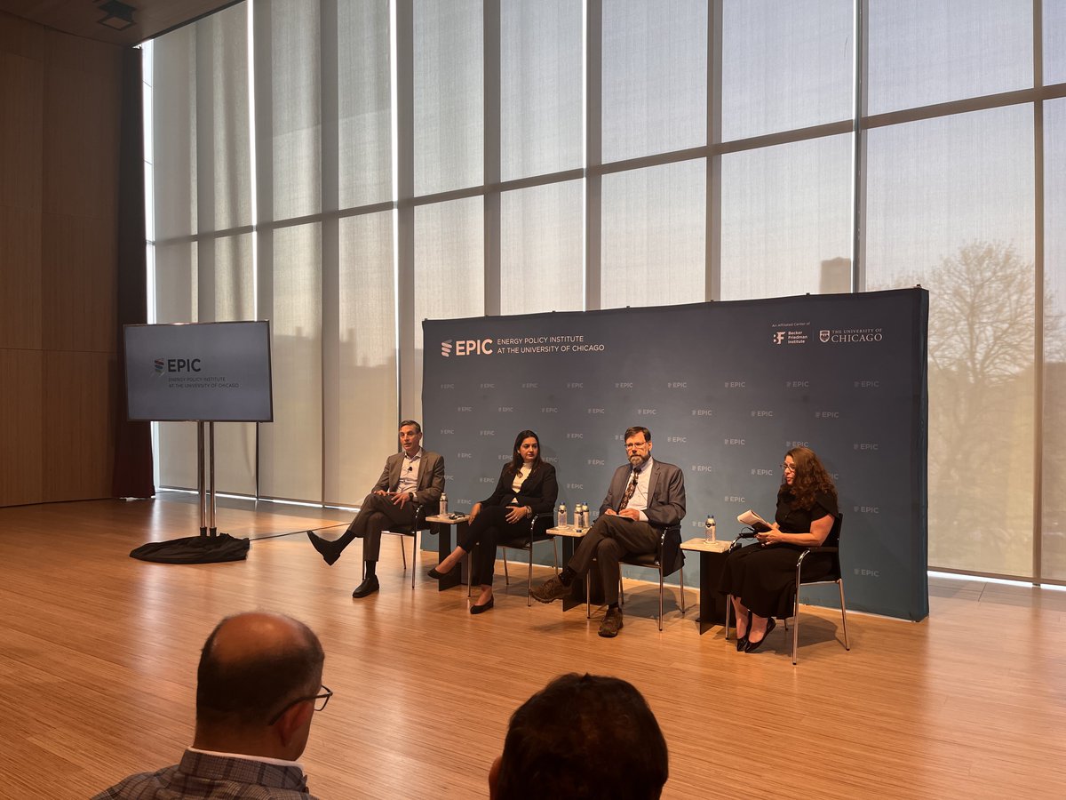 EPIC_India's tweet photo. Day 3: All the visiting #IndianMPs met with @LFFriedman, a @nytimes journalist, to discuss climate policy and give their local viewpoints. Following that, @priyankac19 participated in a public discussion titled "Can the World Phase Out Fossil Fuels?" 1/3
#LegislatorsProgram2022 https://t.co/EIKPvt5Num