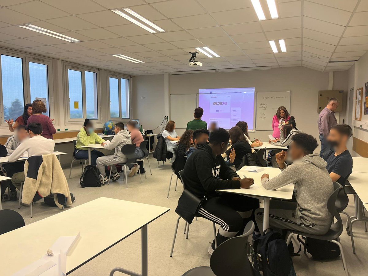EosErasmus's tweet photo. Deuxième journée de la semaine d’apprentissage du projet EOS en France : Observation en classe au collège Anatole France des outils PEER "Jigsaw", "Blind trio" et "Placemat". #dsden60 #eosproject #erasmus https://t.co/FxkxBgYdCN