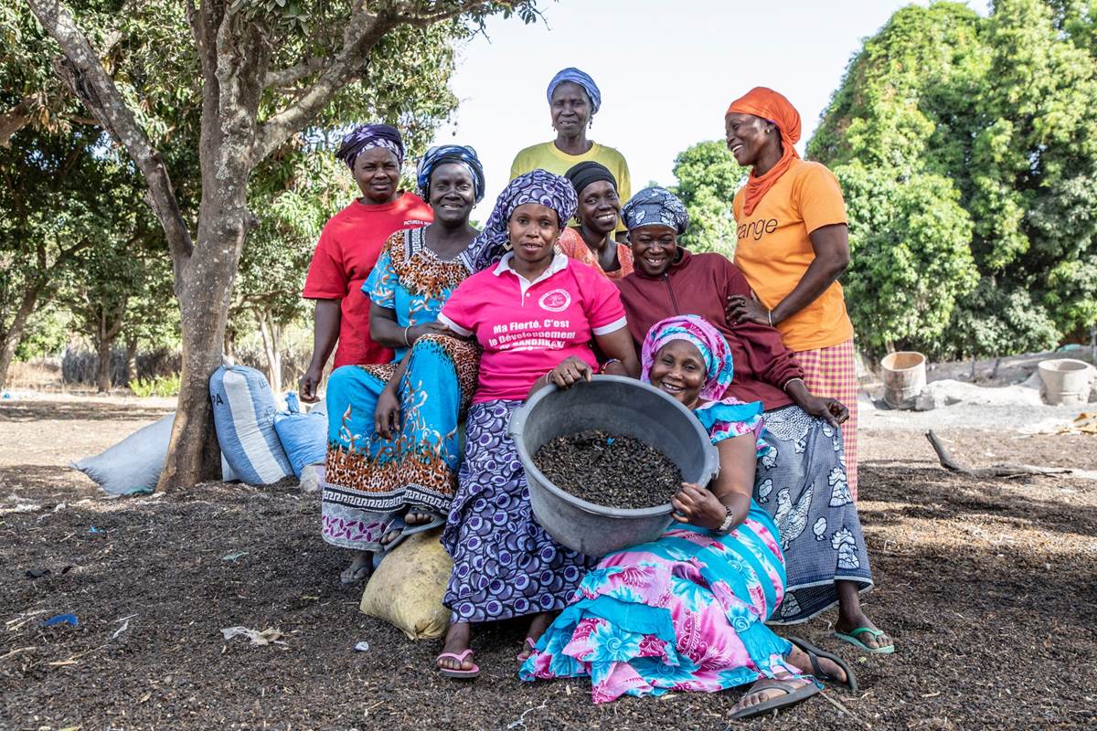 VillageAid's tweet photo. Its World Environment Day📣

Khady, a palm nut processor who depends on thriving forests to earn a living, is just one of the thousands of people whose livelihoods have been improved as a result of our forest conservation work in Senegal. 

#WorldEnvironmentDay #OnlyOneEarth https://t.co/X1PzdqH5aT