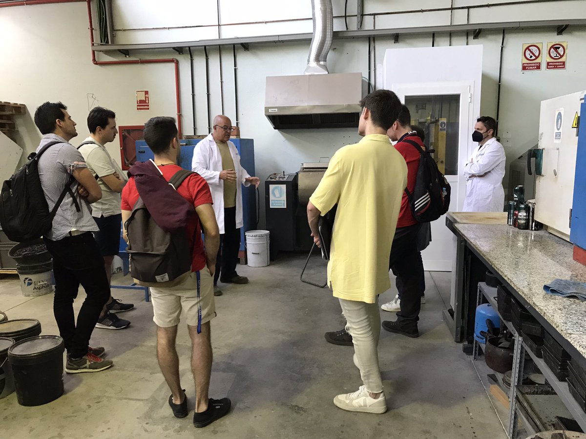 angelsampi's tweet photo. Nuestros estudiantes de #ingeniería en la @uaxuniversidad tienen la suerte de poder aprender sobre ensayos de mezclas bituminosas en el #ROADLAB @SomosSacyr - #UAX, de la mano de nuestros técnicos de laboratorio y expertos Félix, Ricardo y Jose.
#UAXMakers sobre proyectos reales. https://t.co/3wbxcjOMJE