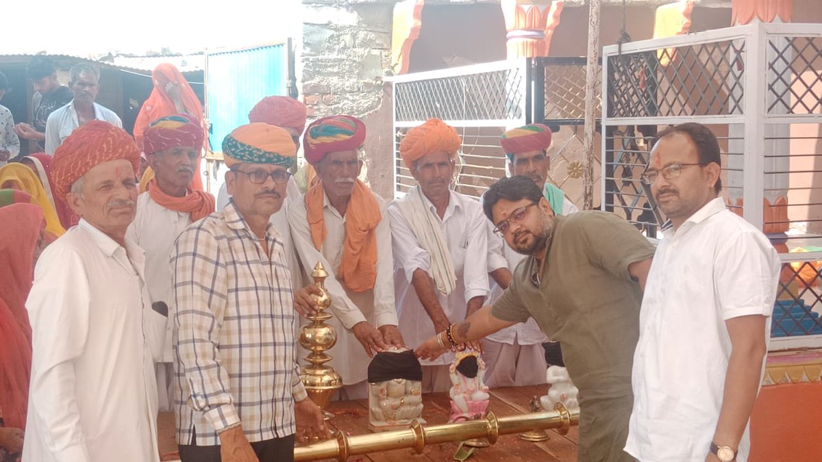 GaganSinghRao2's tweet photo. आज गटेडी राजेंद्र नगर चित्तौड़गढ़ में शिव मंदिर प्राण प्रतिष्ठा कार्यक्रम में शिरकत की एवं 30 मई को होने वाले "जल क्रांति अभियान" के तहत सांवरिया जी में आयोजित जनसभा के बारे में जानकारी प्रदान करते हुए ,सभी समाज बंधुओं को पधारने का सादर निवेदन किया।#kingsena #KunwarRaoGaganSingh https://t.co/SQVuRcf5f9