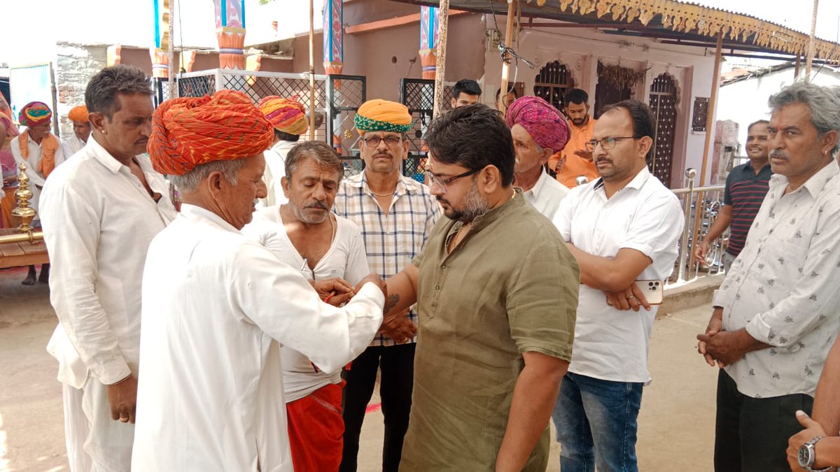 GaganSinghRao2's tweet photo. आज गटेडी राजेंद्र नगर चित्तौड़गढ़ में शिव मंदिर प्राण प्रतिष्ठा कार्यक्रम में शिरकत की एवं 30 मई को होने वाले "जल क्रांति अभियान" के तहत सांवरिया जी में आयोजित जनसभा के बारे में जानकारी प्रदान करते हुए ,सभी समाज बंधुओं को पधारने का सादर निवेदन किया।#kingsena #KunwarRaoGaganSingh https://t.co/SQVuRcf5f9