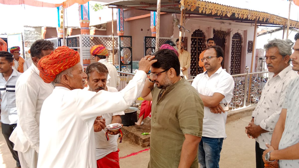 GaganSinghRao2's tweet photo. आज गटेडी राजेंद्र नगर चित्तौड़गढ़ में शिव मंदिर प्राण प्रतिष्ठा कार्यक्रम में शिरकत की एवं 30 मई को होने वाले "जल क्रांति अभियान" के तहत सांवरिया जी में आयोजित जनसभा के बारे में जानकारी प्रदान करते हुए ,सभी समाज बंधुओं को पधारने का सादर निवेदन किया।#kingsena #KunwarRaoGaganSingh https://t.co/SQVuRcf5f9
