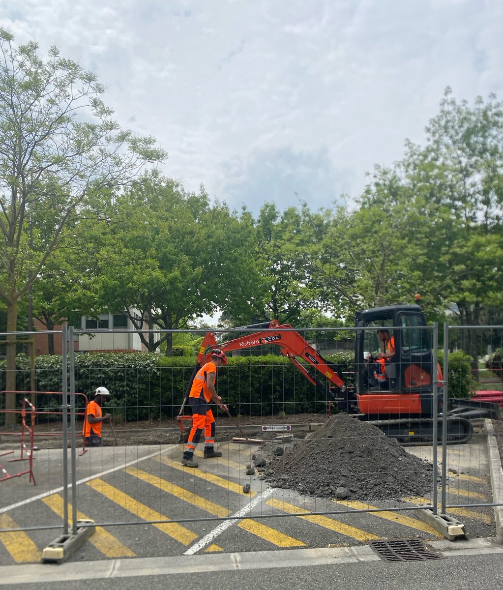 StphaneCASSAGN1's tweet photo. 🚘#EV100, les travaux démarrent! 
Le groupe @EDFofficiel s'engage dans la #MobilitéElectrique en installant 108 bornes de recharge de #VE sur ses sites de #Toulouse BassoCambo📍 : 1 chargeur rapide et 7 bornes seront accessibles au public 🔌@EDF_Occitanie @Izivia @EDF_Entreprises https://t.co/JZ4CwDDtt0