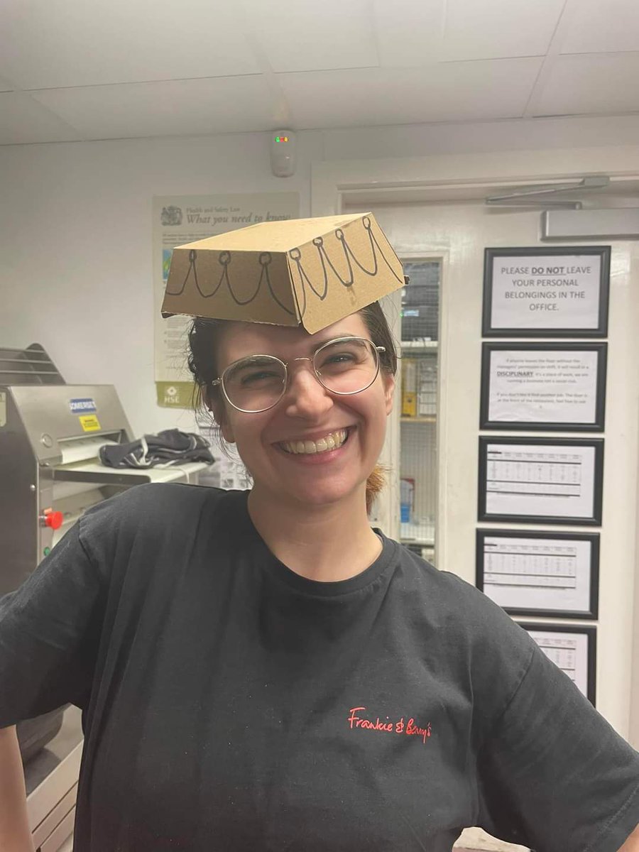 NatalieCiufo's tweet photo. When you're working your waitressing job. Sometimes you have to throw on a makeshift burger box crown and remind them who they're dealing with 👑🤣❤️

#waitress #waitressing #server #job #work #crown #queen #royal #food #actor #actress #singer #burger https://t.co/nZgoitmlO7