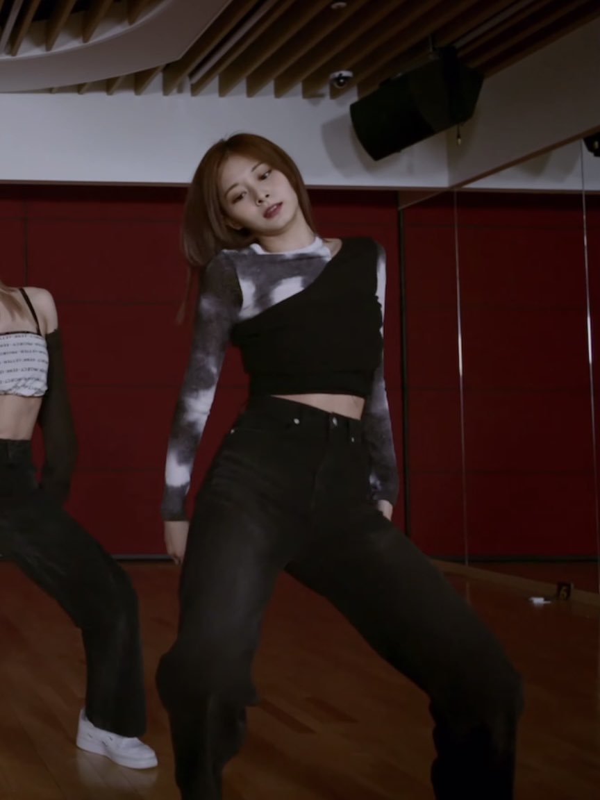 tzusarchive's tweet photo. nothing could prepare me for tzuyu's dance video https://t.co/39phJD05DU