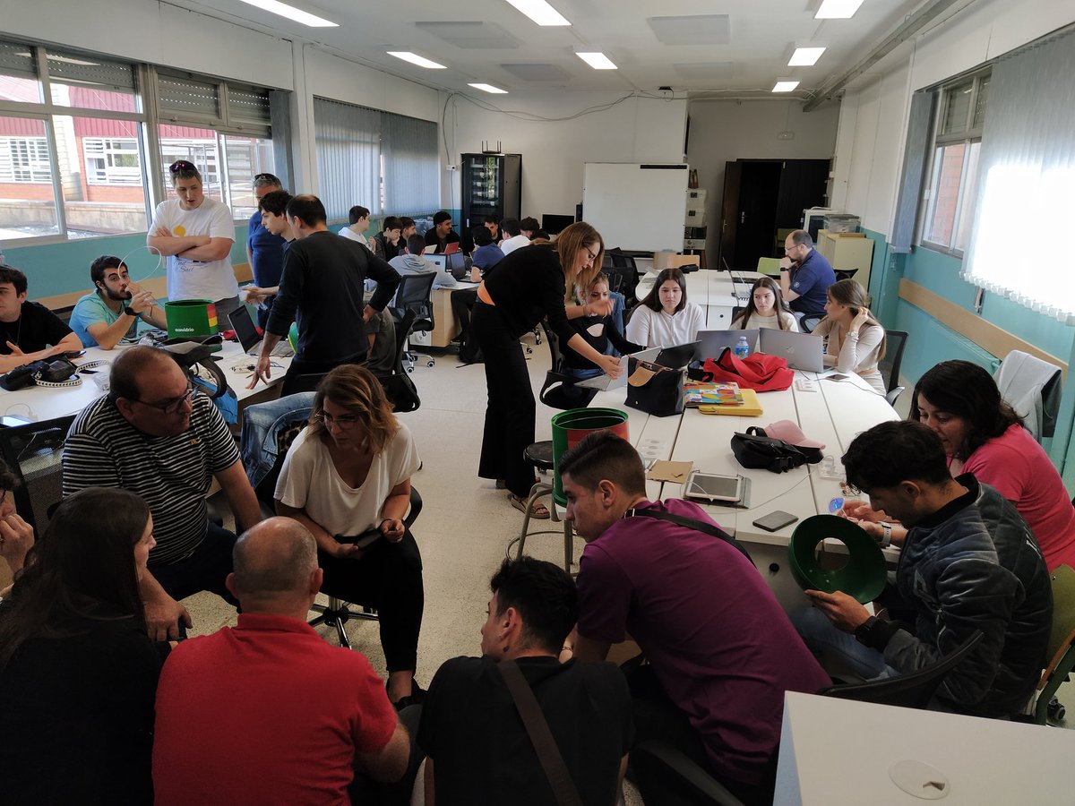 EASOelek's tweet photo. Hoy puesta en común proyecto #dumpway @EASOelek @iesteveterradas y @bernatelferrer. Gran trabajo en equipo!! @EASOPolitek https://t.co/LZ1oIunRqD