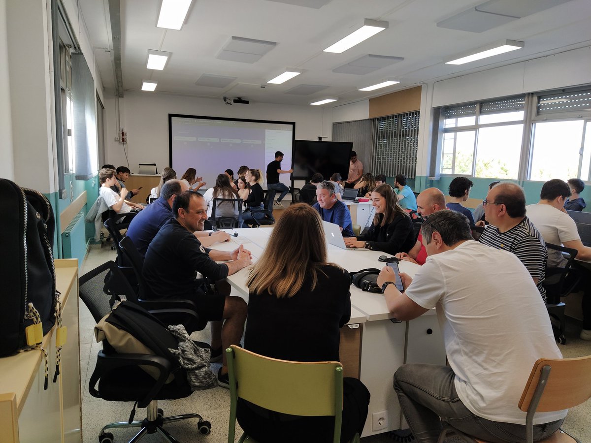 EASOelek's tweet photo. Hoy puesta en común proyecto #dumpway @EASOelek @iesteveterradas y @bernatelferrer. Gran trabajo en equipo!! @EASOPolitek https://t.co/LZ1oIunRqD
