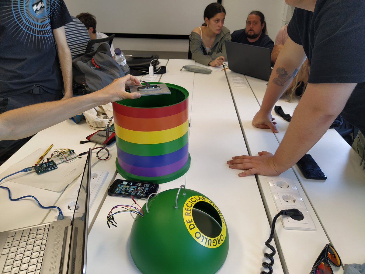 EASOelek's tweet photo. Hoy puesta en común proyecto #dumpway @EASOelek @iesteveterradas y @bernatelferrer. Gran trabajo en equipo!! @EASOPolitek https://t.co/LZ1oIunRqD