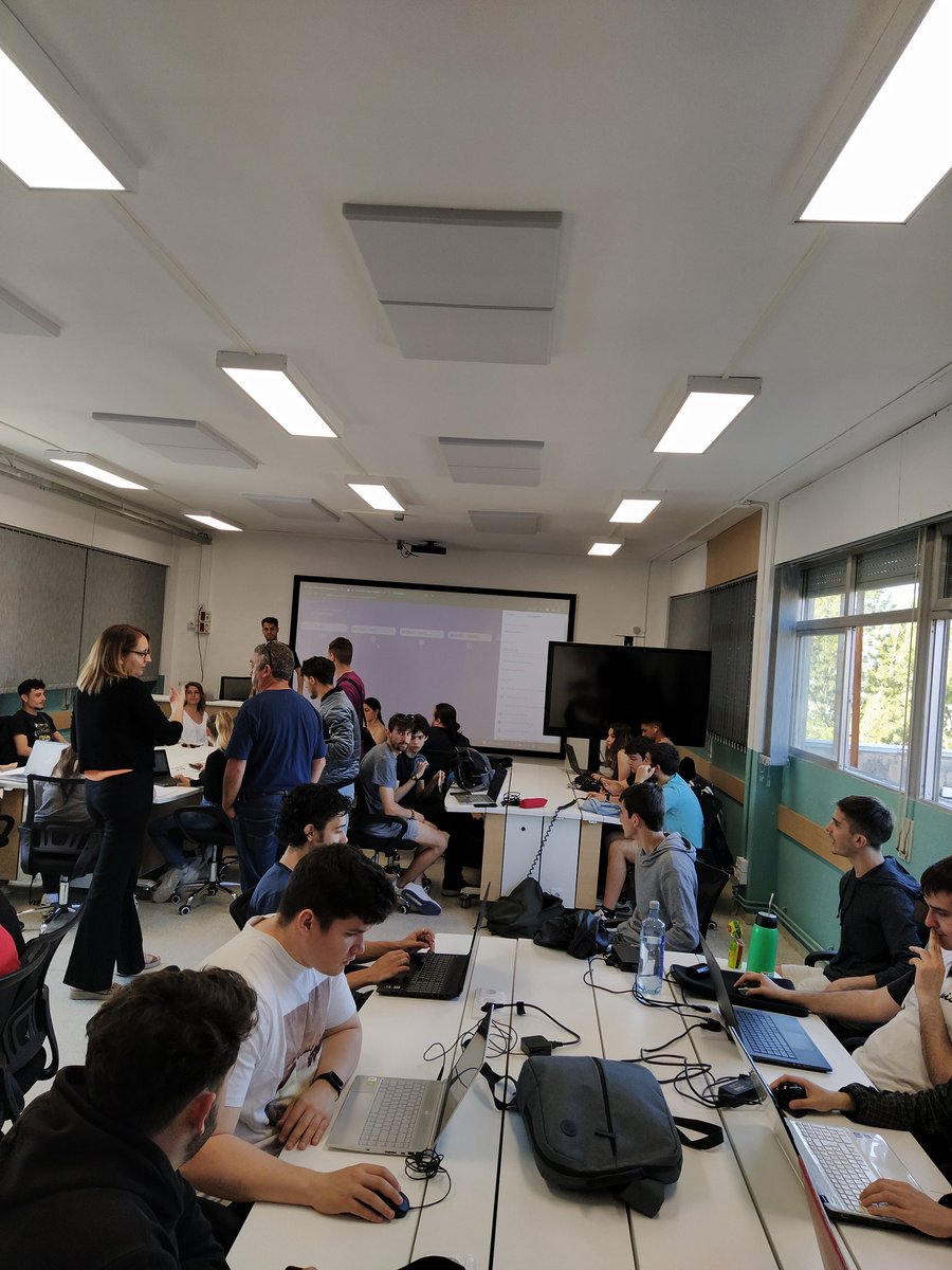 EASOelek's tweet photo. Hoy puesta en común proyecto #dumpway @EASOelek @iesteveterradas y @bernatelferrer. Gran trabajo en equipo!! @EASOPolitek https://t.co/LZ1oIunRqD