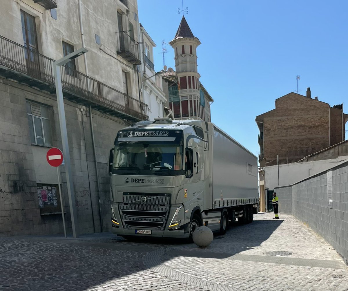 BergiumCastrum's tweet photo. Doncs no ha durat ni una setmana. Ningú va pensar en el radi de gir dels vehicles més pesants? Que per alguna circunstancia ha de creuar Berga, per descarregar a les indústries i tallers que encara tenim al casc urbà. Per no parlar dels vehicles de bombers de grans dimensions... https://t.co/bBZyu6jBKO
