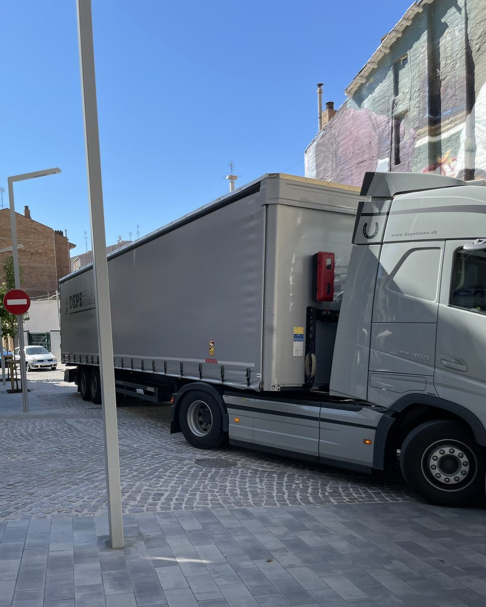 Doncs no ha durat ni una setmana. Ningú va pensar en el radi de gir dels vehicles més pesants? Que per alguna circunstancia ha de creuar Berga, per descarregar a les indústries i tallers que encara tenim al casc urbà. Per no parlar dels vehicles de bombers de grans dimensions...
