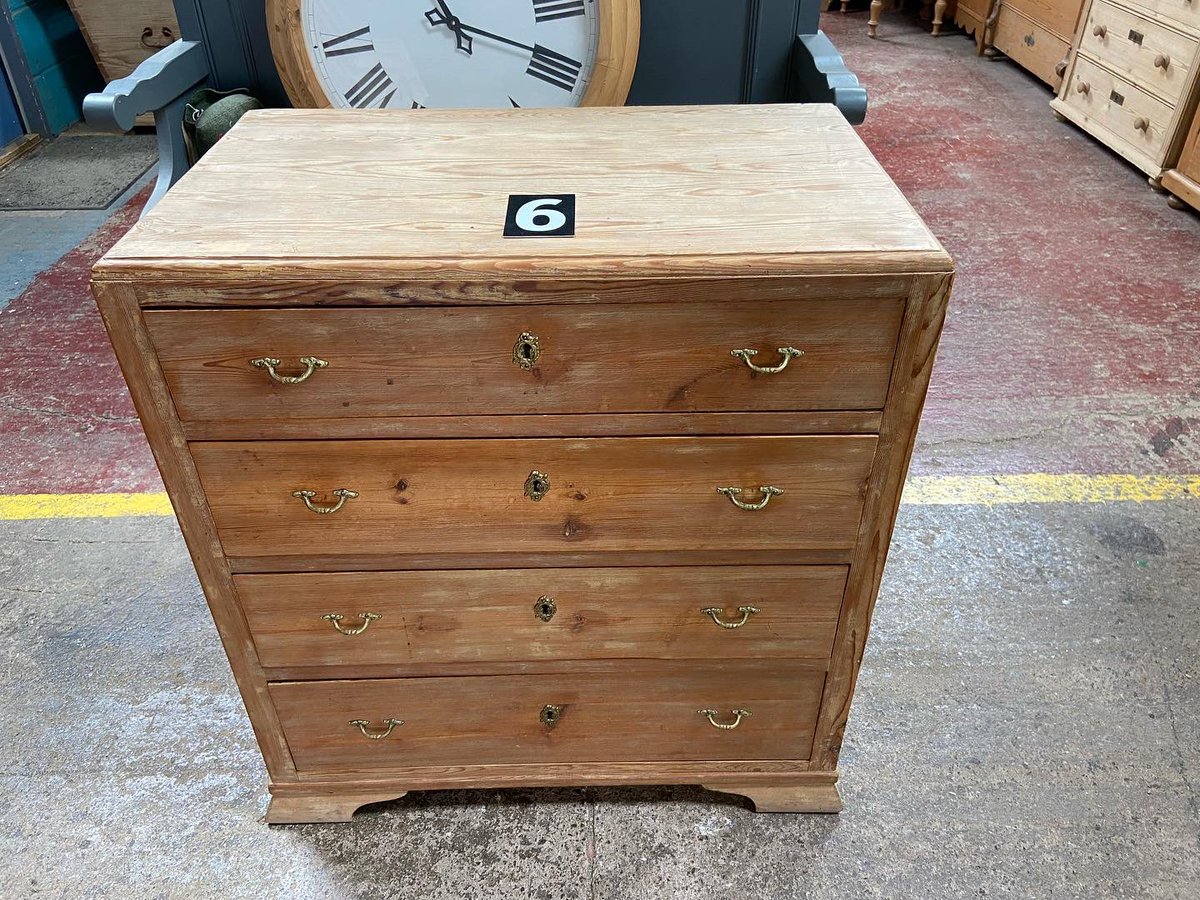 antiquepineimp's tweet photo. This beautiful old Scandinavian chest of drawers has been given a little bit of a facelift with a few coats of Little Greene ‘Drummond’. Quite a bright red in the tin but once dried it looks (even more) fabulous!#ChesterTweets #PaintedPine #AntiquePine https://t.co/FPYq5twvu9