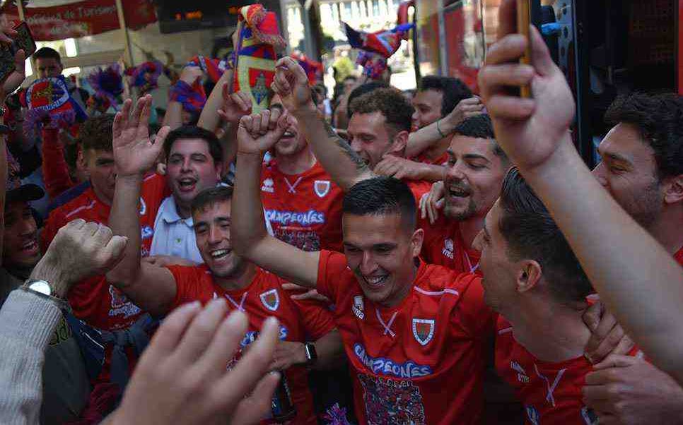 cotan95's tweet photo. Objetivo cumplido💪🏼 Somos de primera rfef!! 
@cdnumancia más cerca de donde merece estar. 

Gracias a mi equipo y a la afición por darlo todo en cada momento🙌🏼⚽️

Aupa numancia ❤️💙
#vamosnumancia #ascenso #1rfef #soria https://t.co/rhZiOEPRsy
