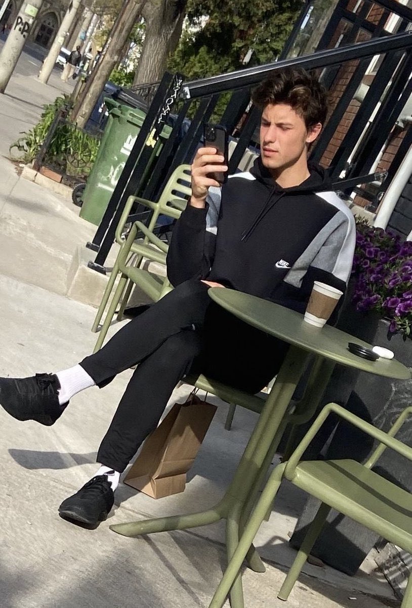 ล่าสุดคนเจอนั่งเล่นมือถือชิวๆที่บ้านเกิด (โทรอนโต, แคนาดา) 5555555555