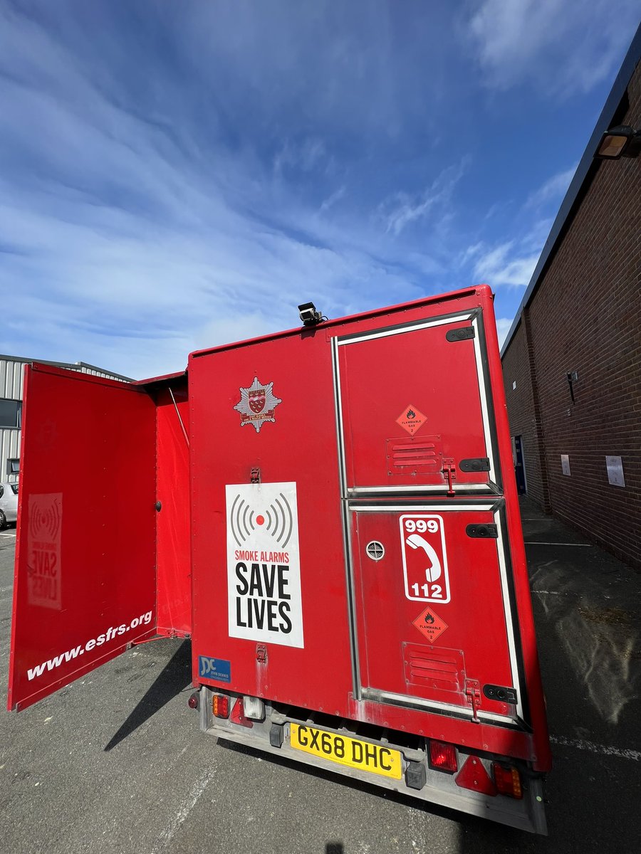 FireTrainingRaj's tweet photo. A rather early start this morning and already a group of people have received practical fire extinguisher training with live fires here in Newhaven &amp; in glorious sunshine! ☀️🕶 #Newhaven #Extinguishers
#Training  #Learning #AvisWay #Fire https://t.co/syQjt5SHJk