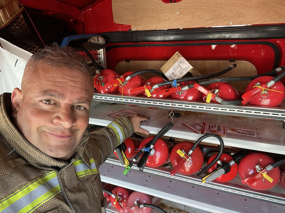 FireTrainingRaj's tweet photo. A rather early start this morning and already a group of people have received practical fire extinguisher training with live fires here in Newhaven &amp; in glorious sunshine! ☀️🕶 #Newhaven #Extinguishers
#Training  #Learning #AvisWay #Fire https://t.co/syQjt5SHJk