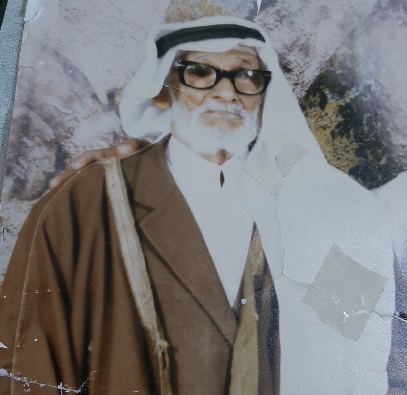 hmidi_111's tweet photo. الشيخ سليمان بن مقبول بن خضر بن مقبول الحميدات العمراني ابوحسان المتوفي عام ١٤١٠ هـ بمحافظة #حقل . وكان راوي ونسابه وقد لقب بأبي حسان لكثرة احسانه بين الناس وحل مشاكلهم ..رحمه الله https://t.co/yym8jS1hwd